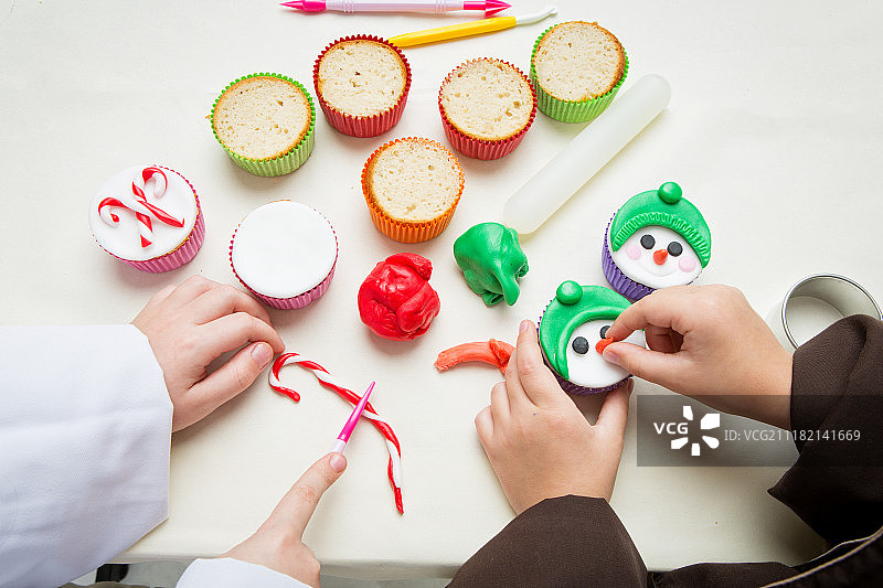 有趣的圣诞纸杯蛋糕特写图片素材