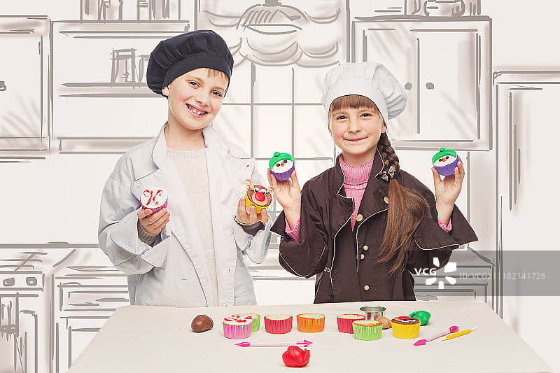 儿童制作圣诞纸杯蛋糕图片素材