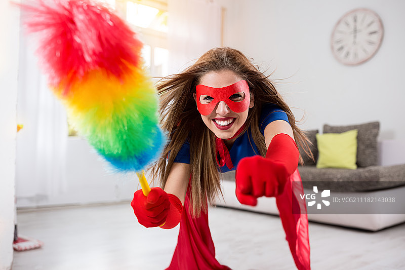 装扮成超级英雄做家务的女人图片素材