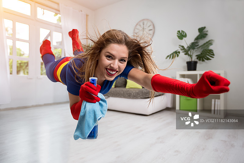 装扮成超级英雄做家务的女人图片素材