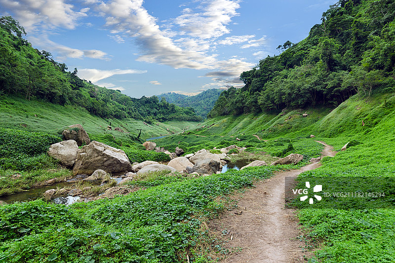 坤丹水坝附近国家公园的山间小路，那空那育图片素材