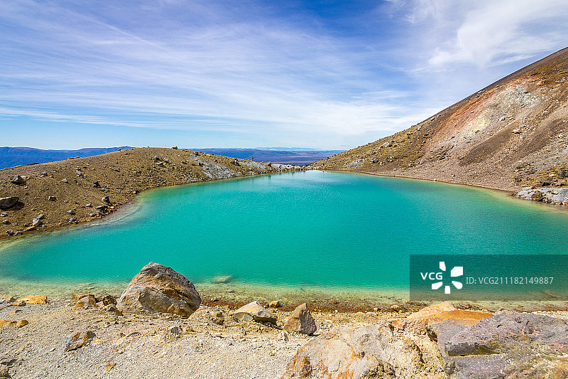 汤加里罗高山步道旁的翠绿色湖泊图片素材