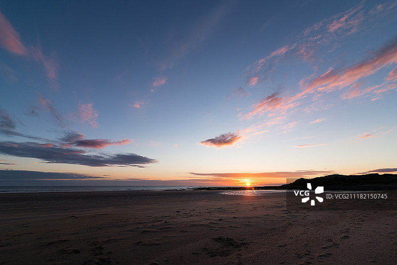 林迪斯法恩岛日出图片素材