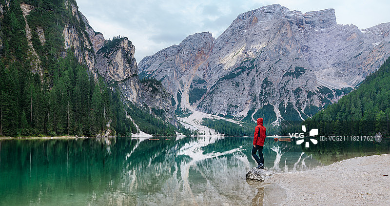 布莱埃斯湖的完美倒影图片素材