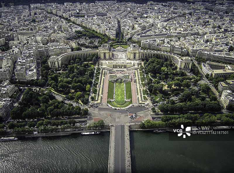 埃菲尔铁塔上的巴黎景色图片素材
