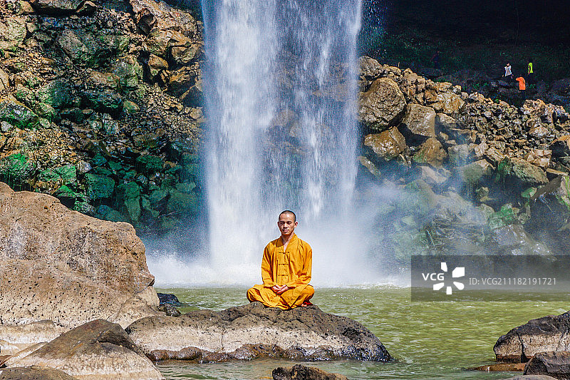 冥想的佛教僧侣肖像图片素材