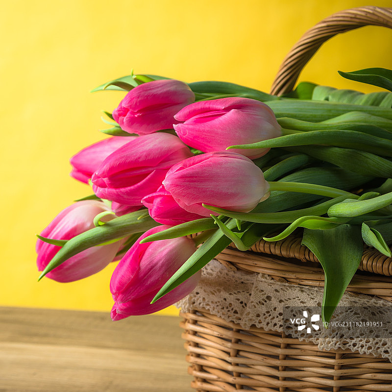 柳条篮中美丽的粉色郁金香花束图片素材