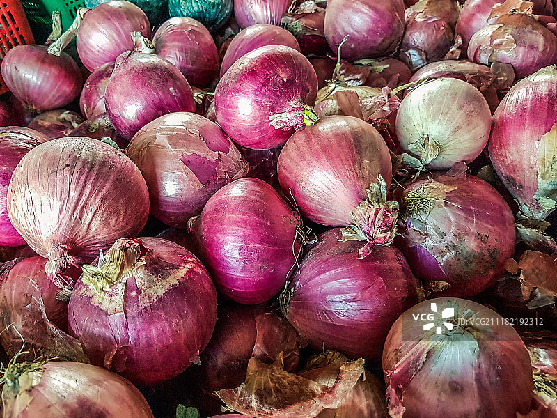 市场上的新鲜红洋葱背景图片素材