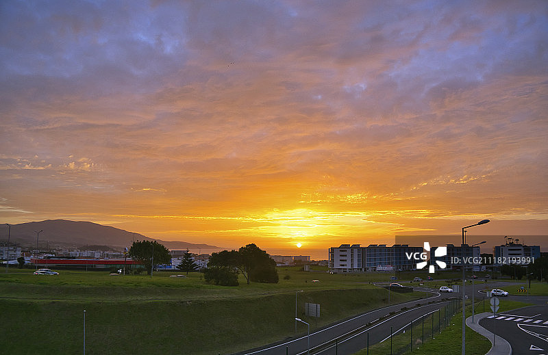 日出时去上班！图片素材