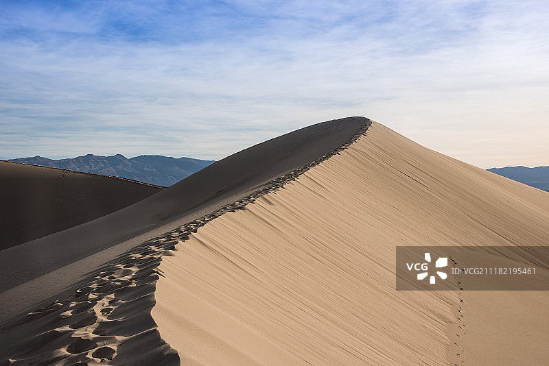 山脊上的足迹图片素材