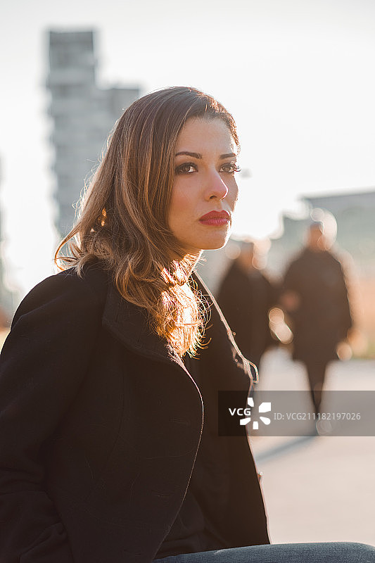 城市中的美丽女人肖像图片素材