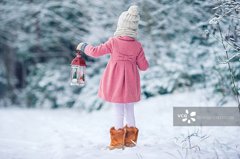 可爱女孩雪中行走图片素材