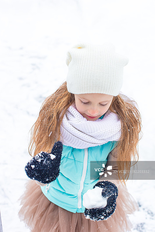 女孩制作雪球图片素材