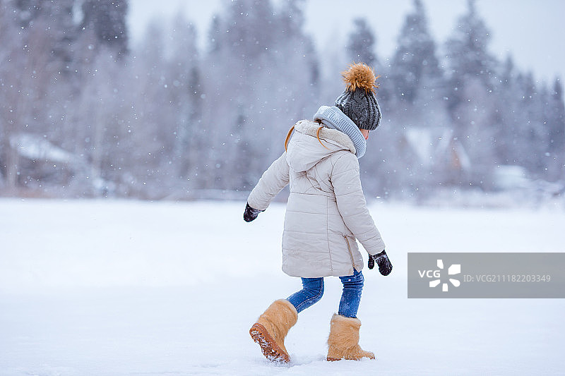 在阳光明媚的冬日里可爱的小女孩肖像图片素材