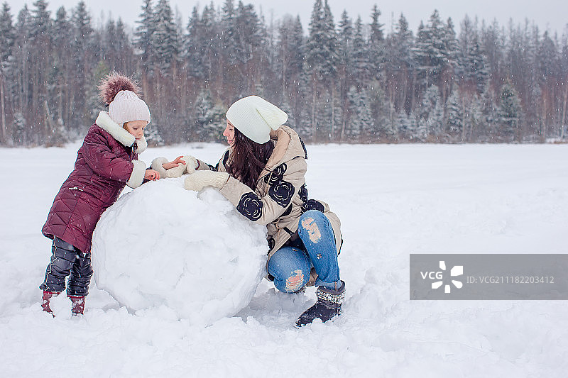 母女在雪地里玩耍图片素材