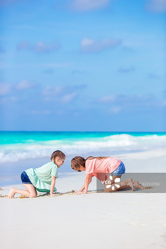 在热带海滩玩耍的快乐儿童图片素材