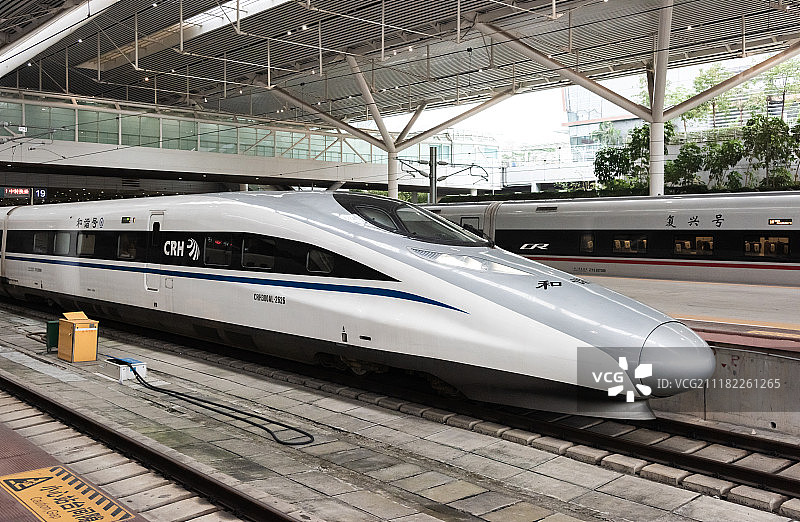 深圳北站和谐号高铁列车图片素材
