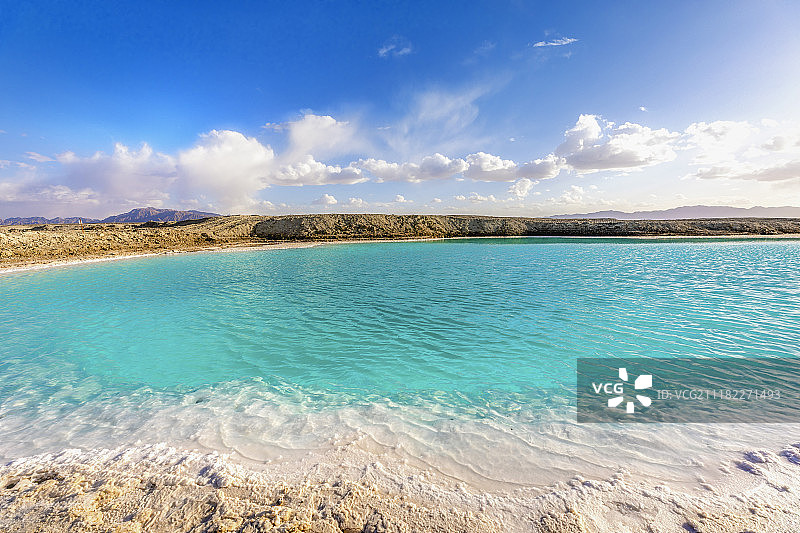 日光下的青海翡翠湖图片素材