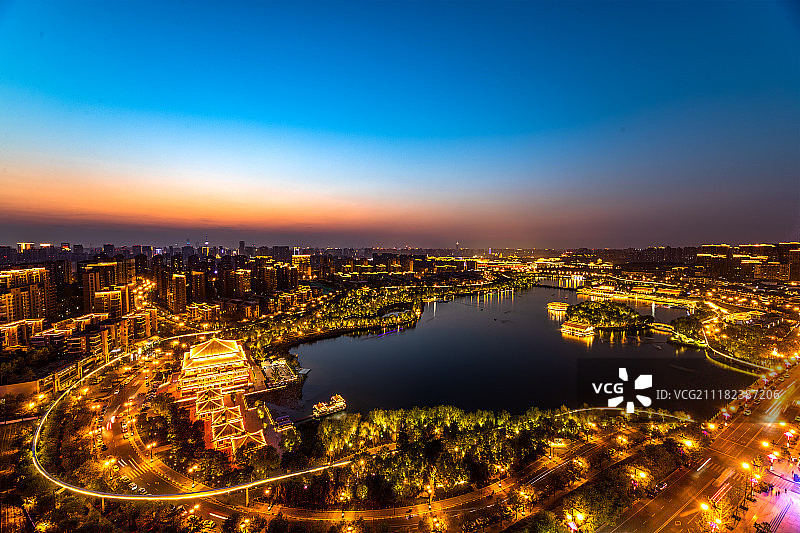 西安曲江池遗址公园夜景图片素材