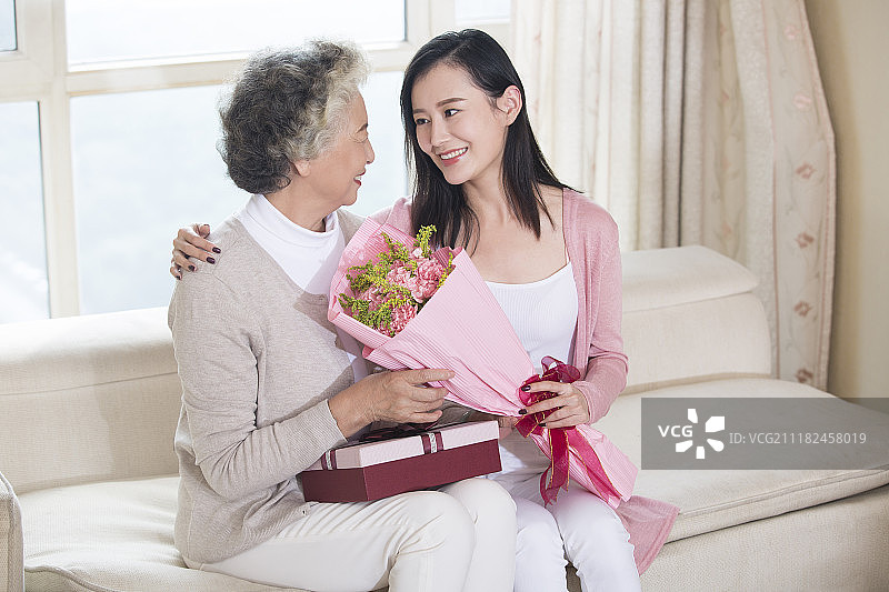 快乐的母女和礼物图片素材