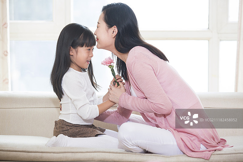 快乐的母女倆图片素材