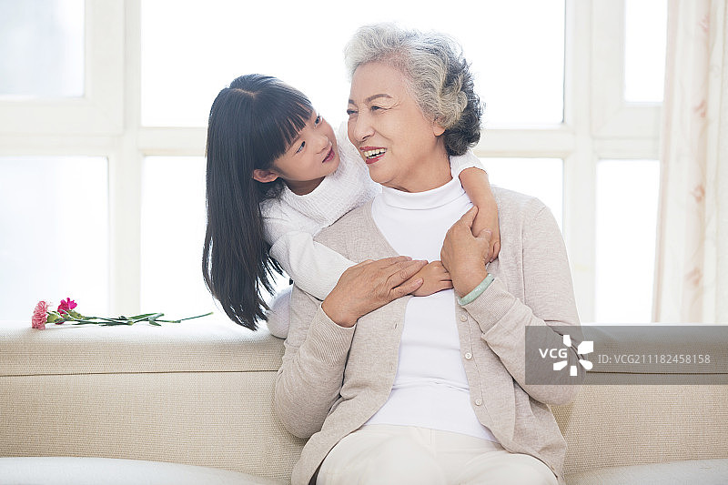 快乐的奶奶和孙女图片素材