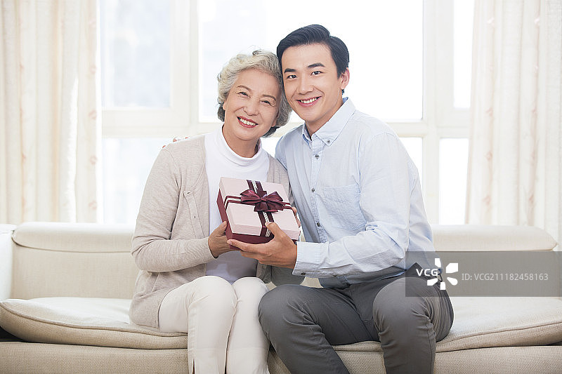 快乐的母子倆和礼物图片素材