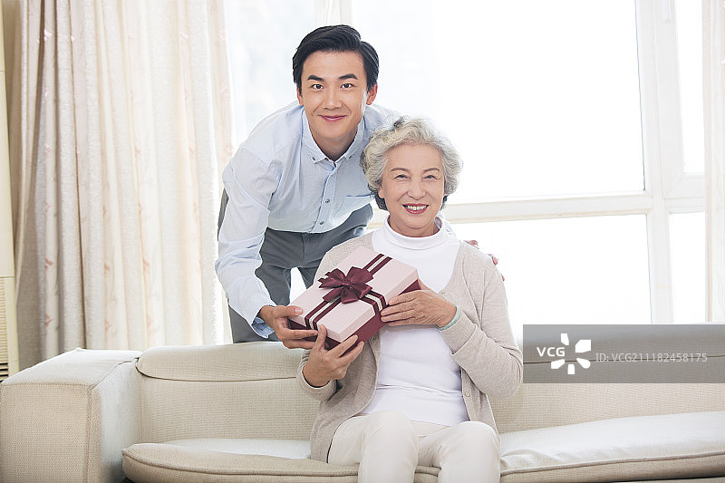 快乐的母子倆和礼物图片素材