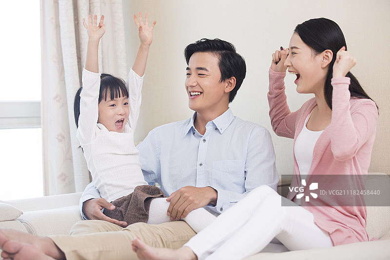 快乐的一家三口图片素材