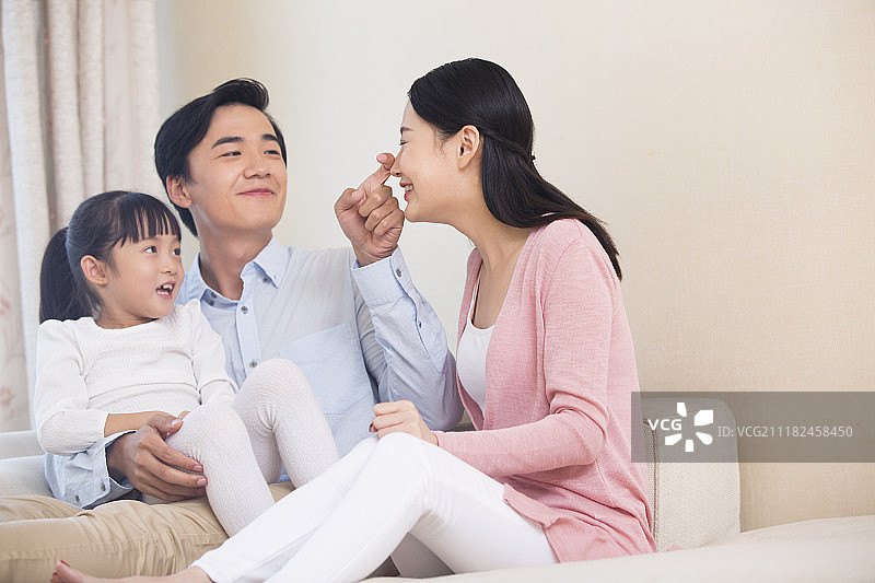 快乐的一家三口图片素材