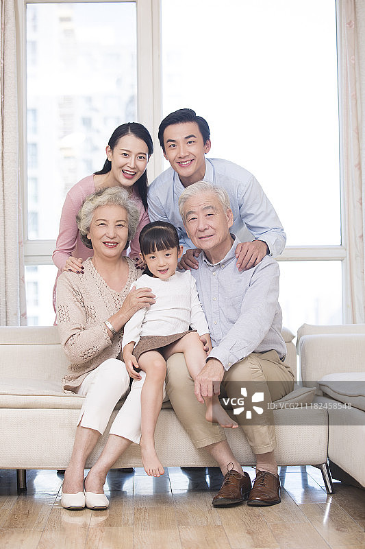 快乐的一家人肖像图片素材