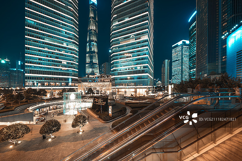 上海国金中心建筑夜景图片素材