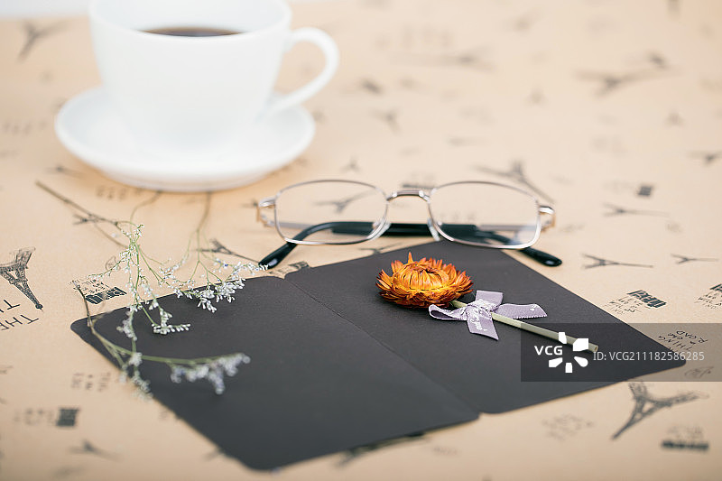 干花卡片和眼镜咖啡图片素材