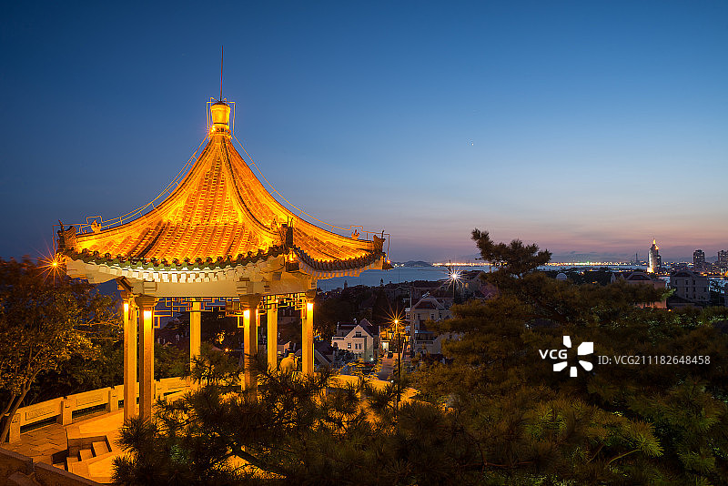 青岛小鱼山观澜亭夜景图片素材