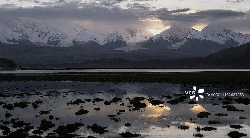公格尔九别峰晨曦图片素材