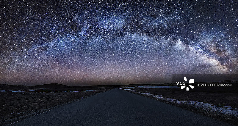 内蒙古夜晚璀璨的银河图片素材