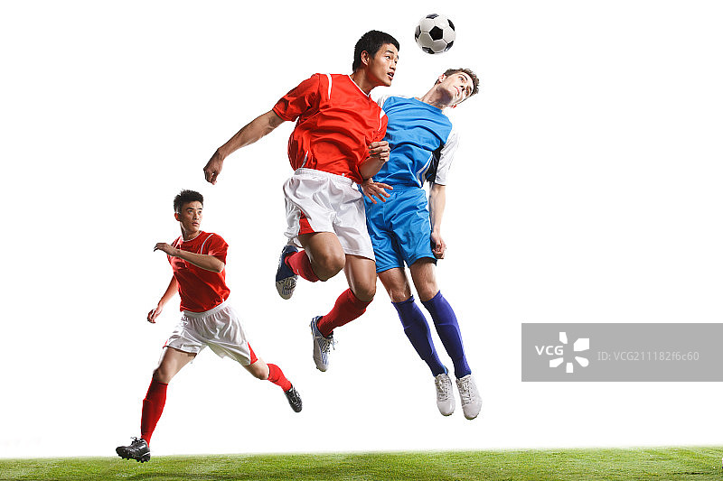 足球运动员踢球图片素材