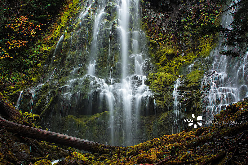 代理瀑布图片素材
