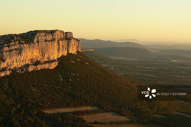 燃烧的石灰石图片素材