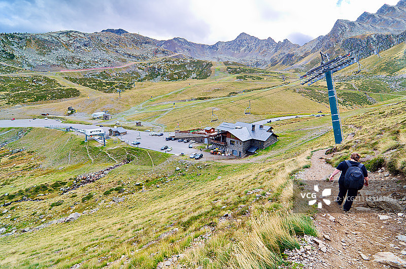 在山中徒步的女人图片素材