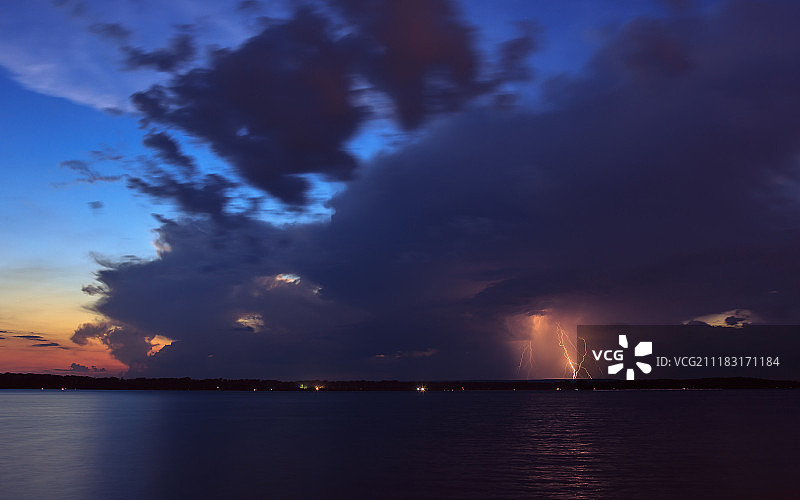 黑暗笼罩太阳图片素材