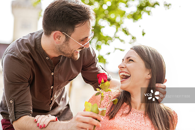情侣对视特写图片素材