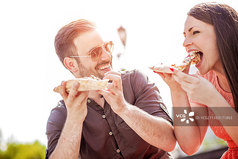 情侣吃披萨图片素材