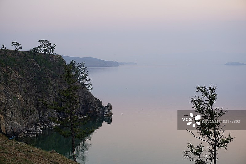 俯瞰湖面的悬崖图片素材