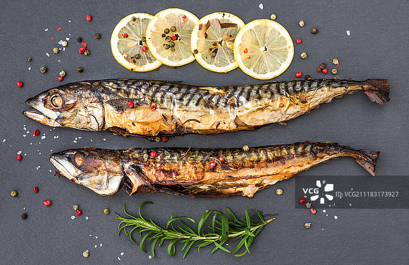 烤鲭鱼配香草和柠檬图片素材