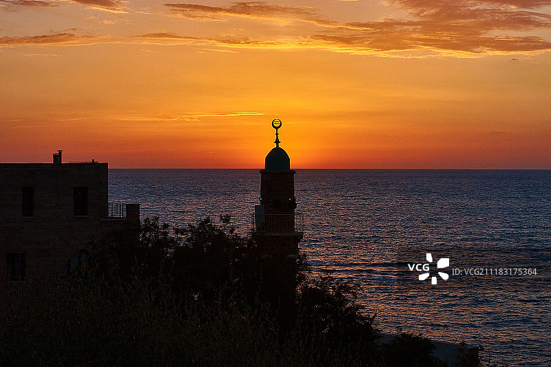 阴沉的日落：海景与清真寺景观图片素材