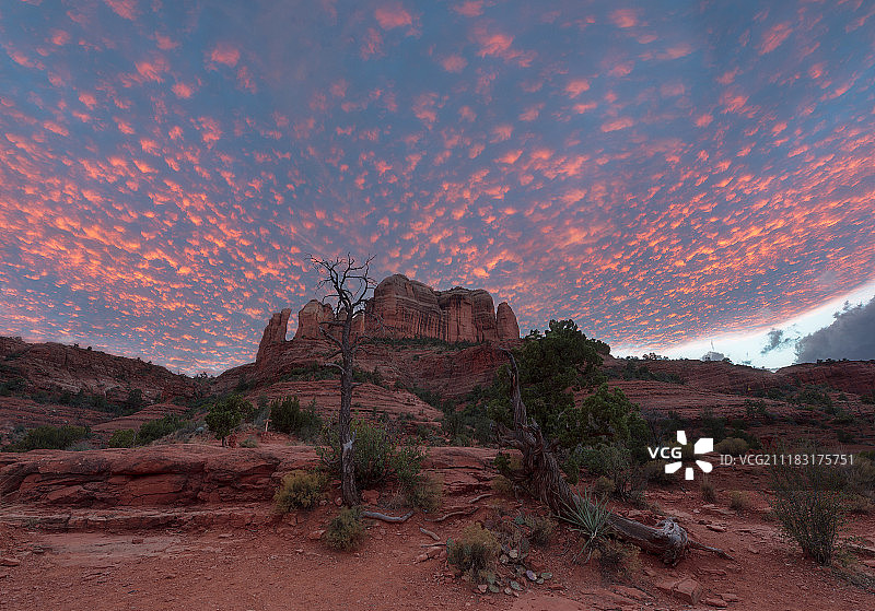 大教堂岩石的红色法衣图片素材