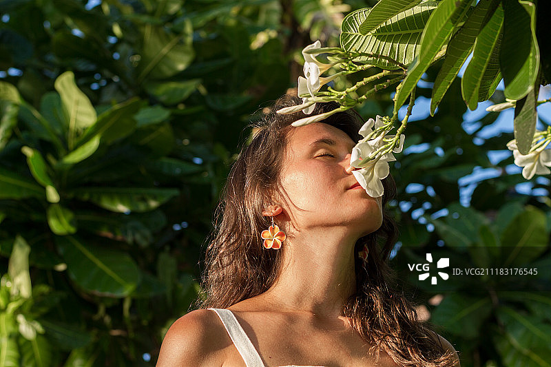 年轻女人闻花香图片素材
