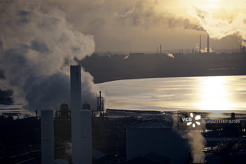 冒烟的烟囱，英国英力士朗科恩，日落时分图片素材