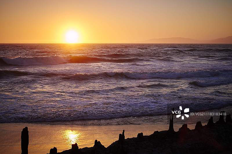 日落时分的苏特罗浴场遗址图片素材